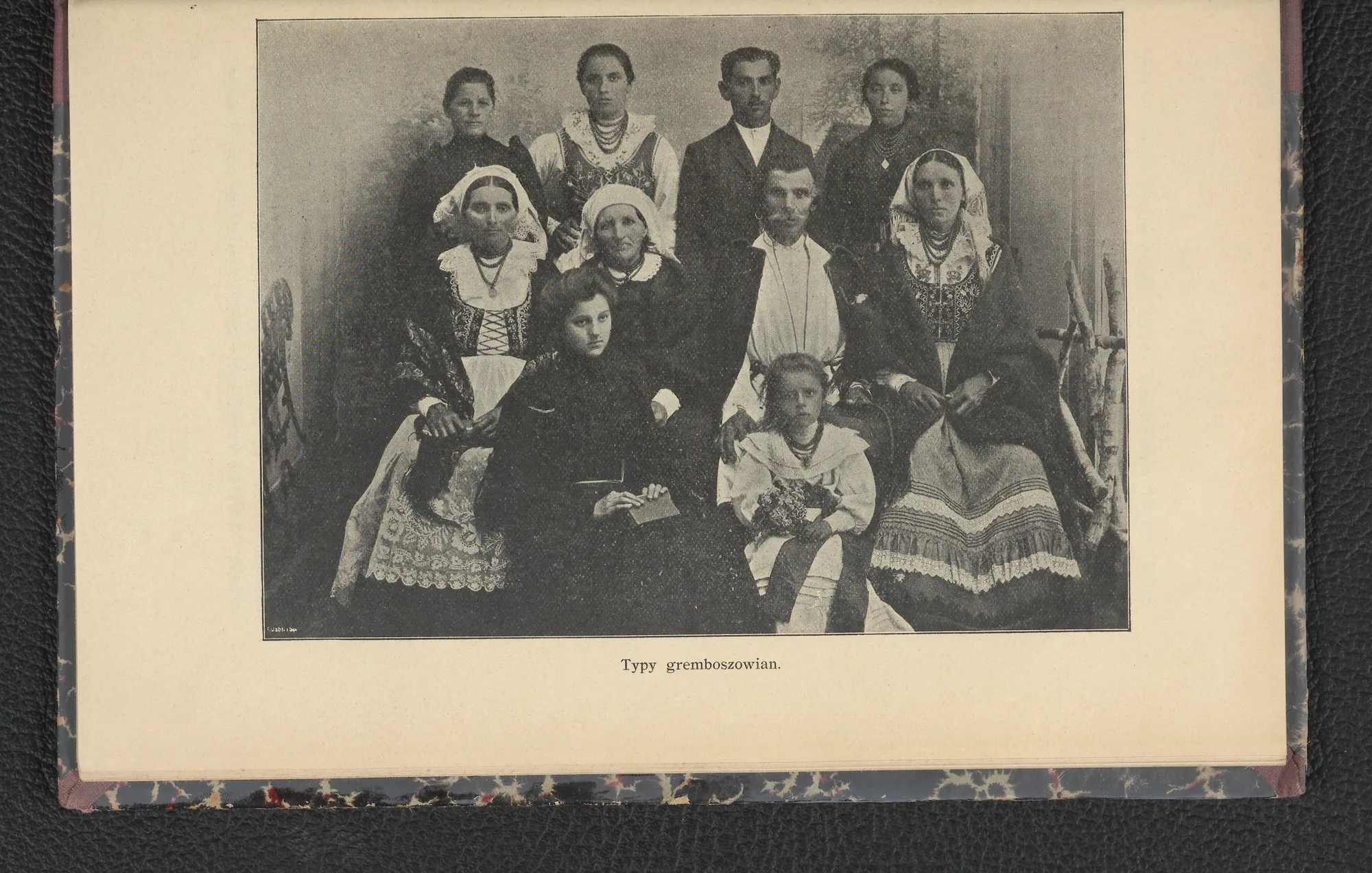 Typy gremboszowian — grupowe zdjęcie w strojach ludowych