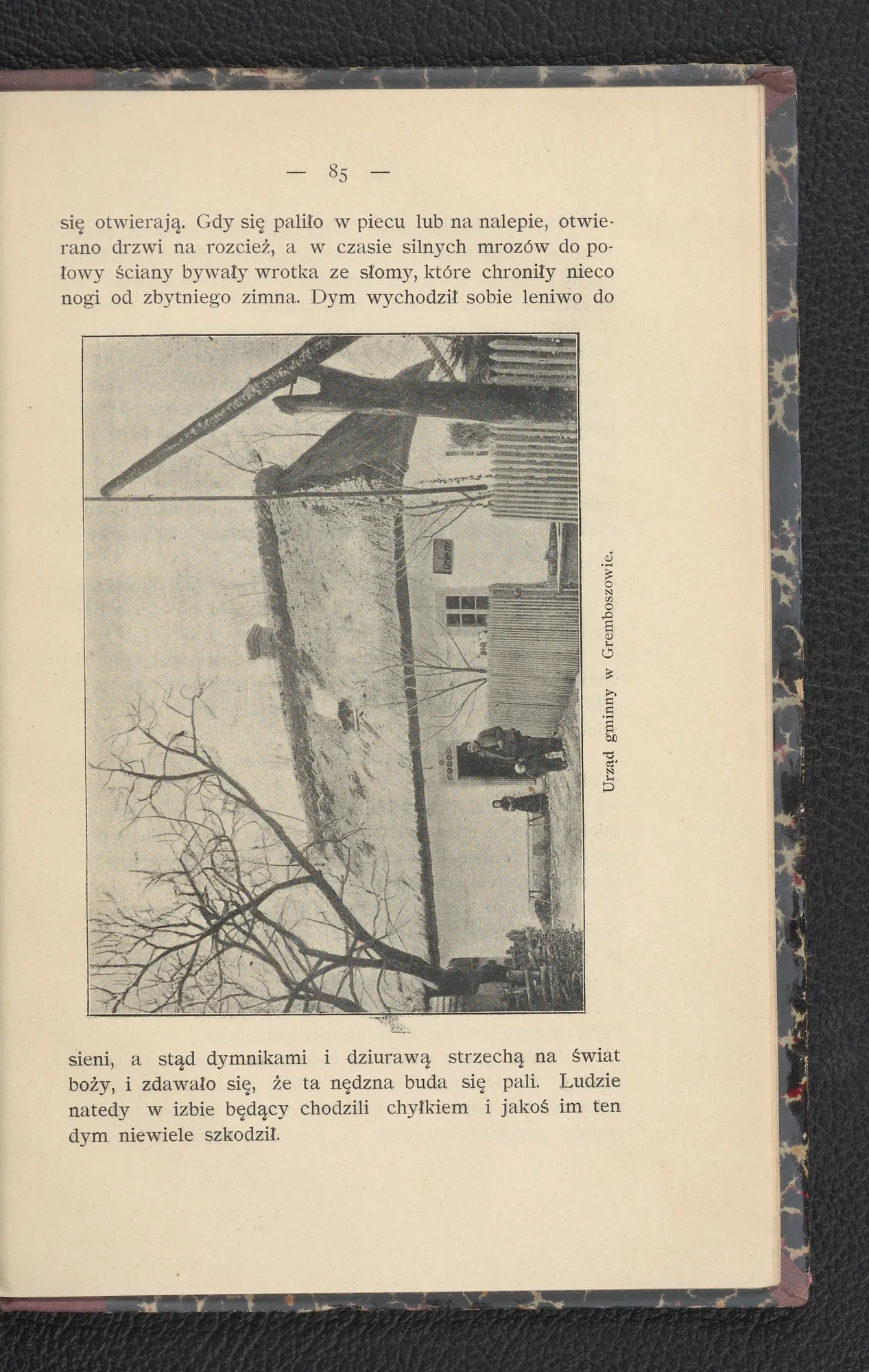 Urząd gminny w Gremboszowie — fotografia strzechowego budynku (s. 85)