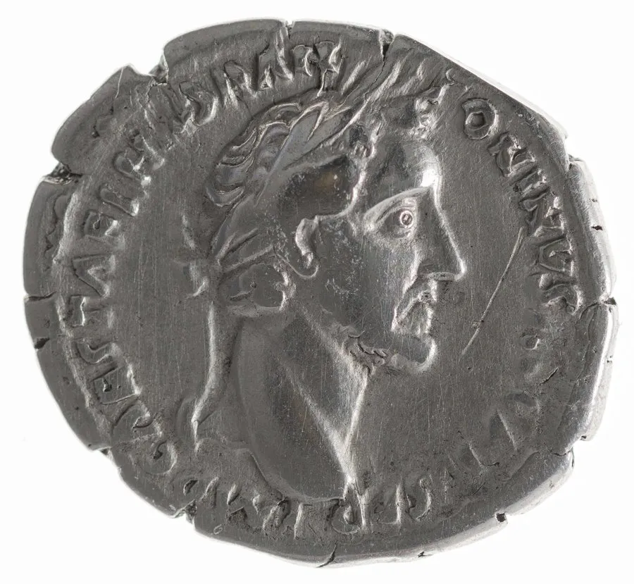 Denar rzymski — przykład typu Antoninusa Piusa (II w. n.e.)