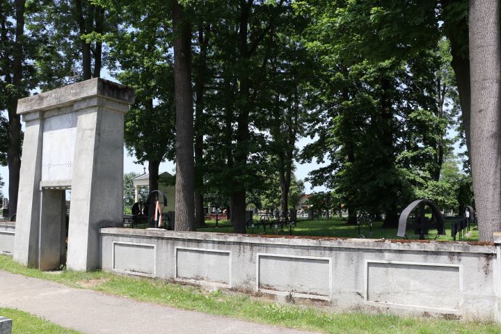 Grobowiec rodziny Bzowskich w formie rzymskiej aedikuli
