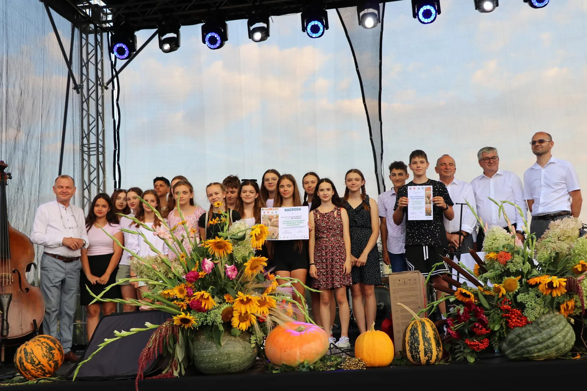 Występ zespołu folklorystycznego na dożynkach powiatowych