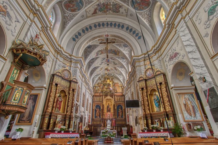 Prezbiterium kościoła w Gręboszowie — widok na ołtarze
