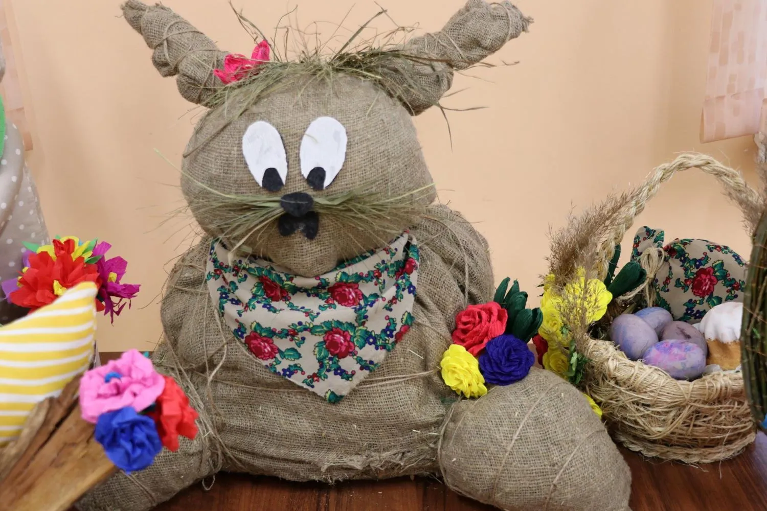 Palma wielkanocna z kolorowymi elementami — praca konkursowa