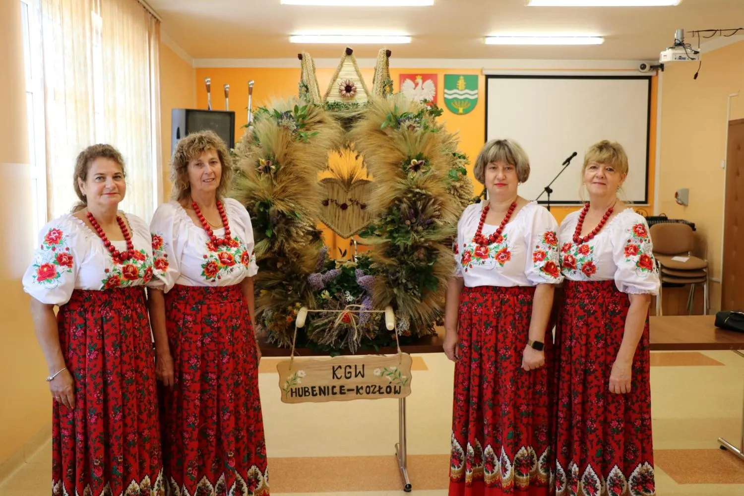 Wieniec dożynkowy z kłosami zboża i kwiatami polnymi