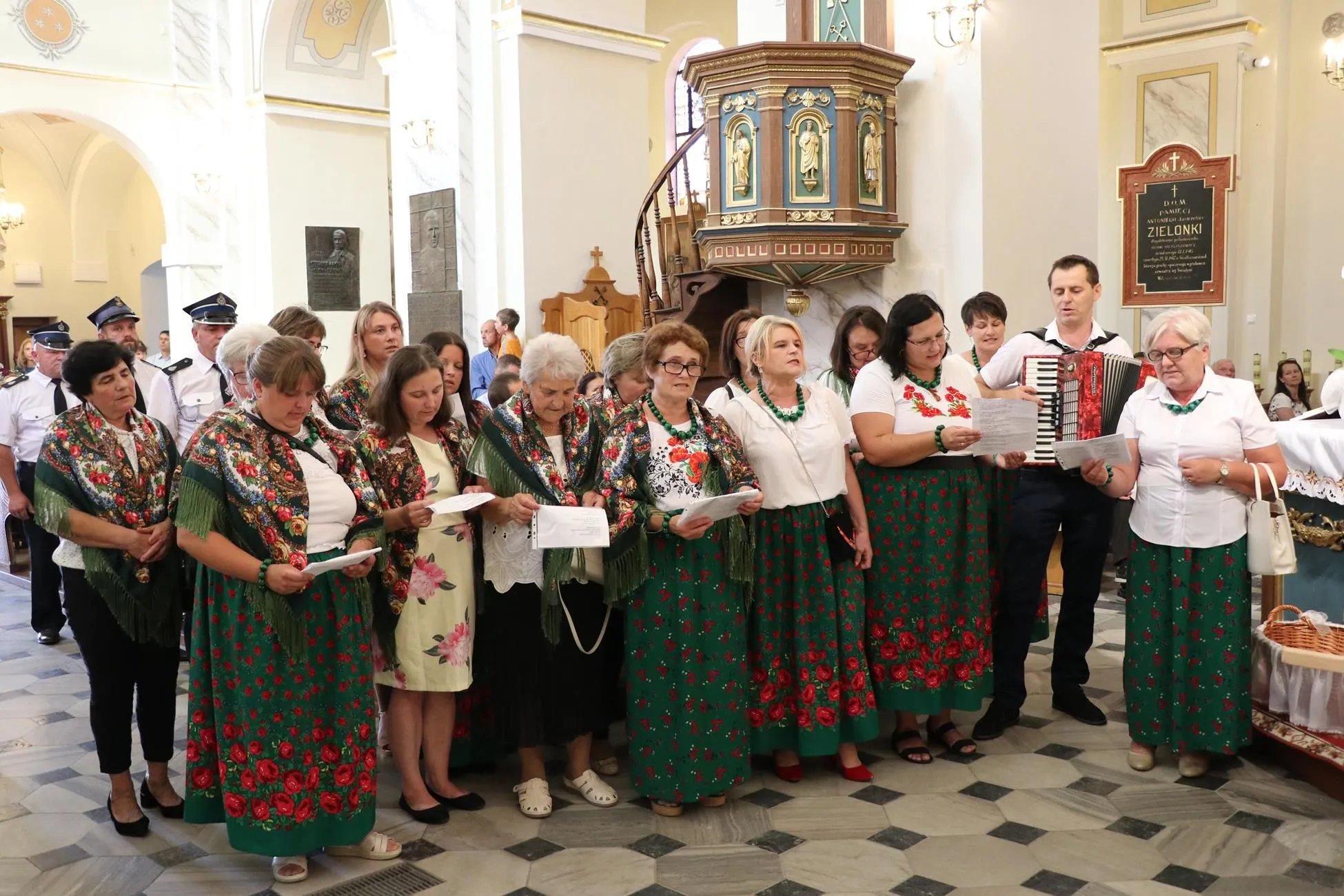 Odpust parafialny w Gręboszowie — uroczystość przy kościele pw. Wniebowzięcia NMP, fotografia 1