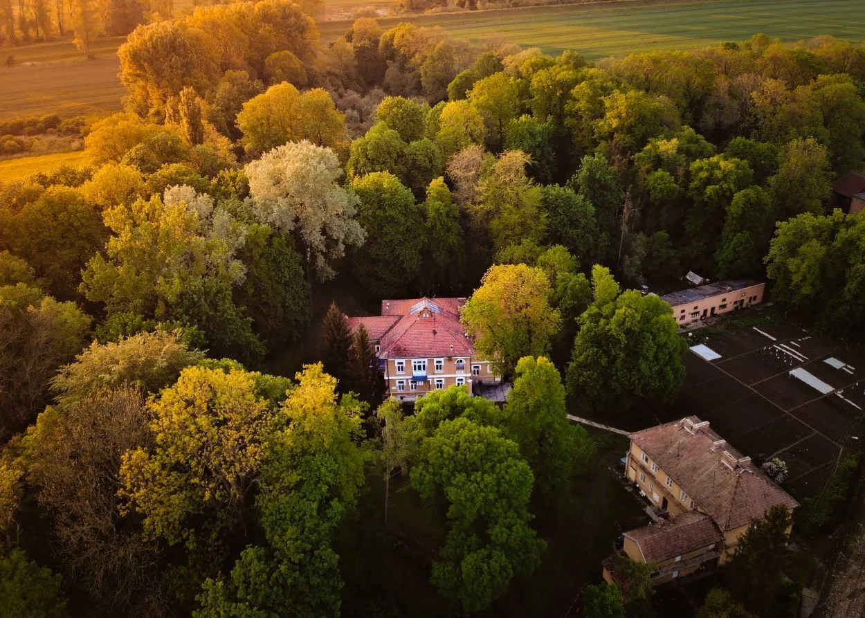 Zabytki i historia — kolaż zabytków gminy (pałac, kościoły, mapa)