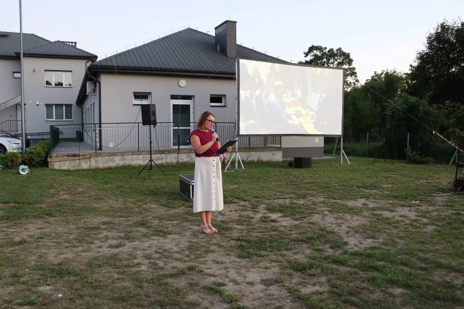 Wprowadzenie do pokazu przed ekranem plenerowym w Gręboszowie