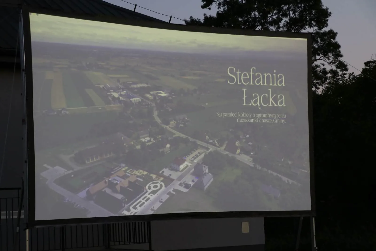 Projekcja etiudy o Stefanii Łąckiej na ekranie plenerowym
